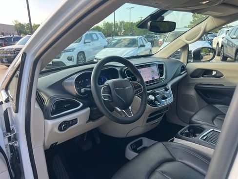 Used 2023 Chrysler Pacifica Touring-L FWD image 24