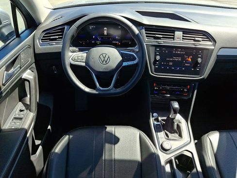 Certified 2023 Volkswagen Tiguan SE w/ Panoramic Sunroof Package AWD/4WD image 11