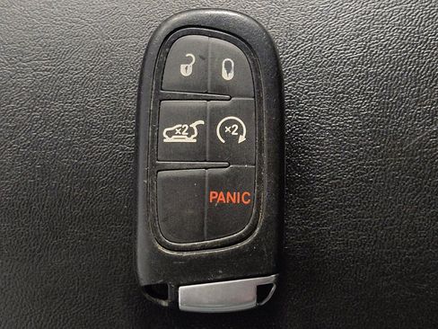 Used 2019 Jeep Cherokee Latitude Plus w/ Comfort/Convenience Group FWD image 32