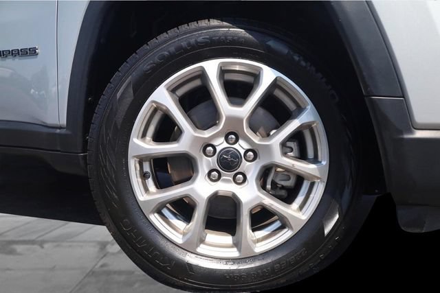 Used 2025 Jeep Compass Limited AWD/4WD image 3