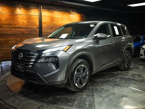 Used 2025 Nissan Rogue SV FWD image 2