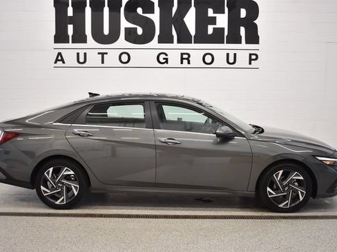 Used 2025 Hyundai Elantra SEL FWD image 2