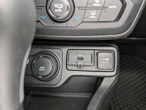 Used 2019 Jeep Renegade Latitude w/ Cold Weather Group AWD/4WD image 32