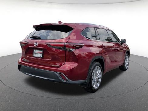 Used 2024 Toyota Highlander Limited FWD image 6