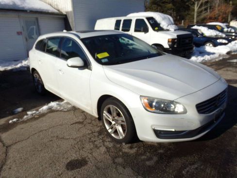 Used 2015 Volvo V60 T5 Premier image 3