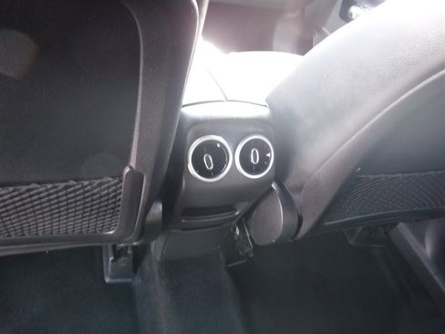 Used 2023 Mercedes-Benz GLB 250 image 13