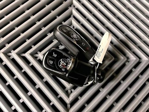 Used 2023 Buick Enclave Essence image 9