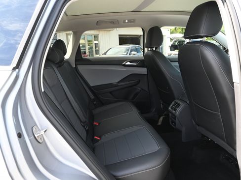 Used 2022 Volkswagen Taos SE image 32