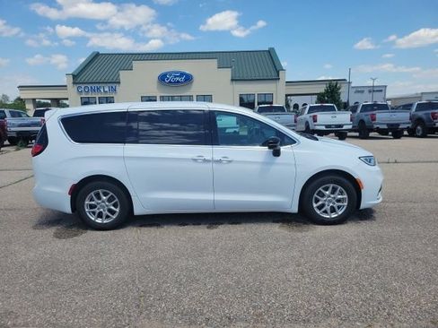 Used 2024 Chrysler Pacifica Touring FWD image 20