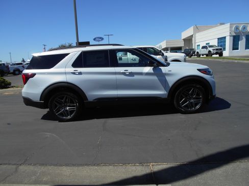 New 2026 Ford Explorer ST-Line w/ ST-Line Street Pack AWD/4WD image 6