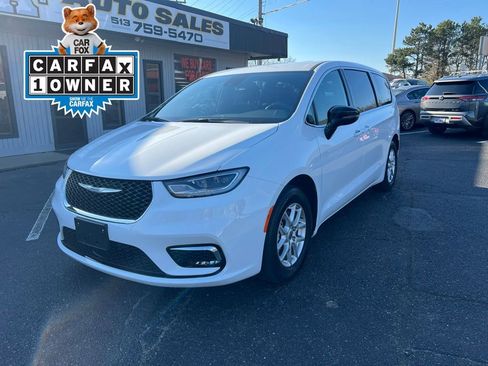 Used 2025 Chrysler Pacifica Select FWD image 1