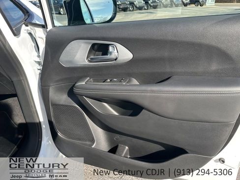 Used 2024 Chrysler Pacifica Touring-L w/ S Appearance Package image 16