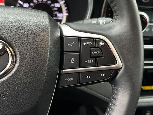 Certified 2023 Toyota Highlander XLE image 25