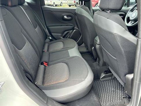 Used 2023 Jeep Renegade Latitude w/ Sun/Sound Group AWD/4WD image 15