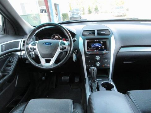 Used 2015 Ford Explorer XLT w/ Equipment Group 202A image 4