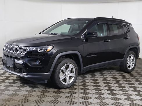 Used 2023 Jeep Compass Latitude w/ Sun and Sound Group AWD/4WD image 7