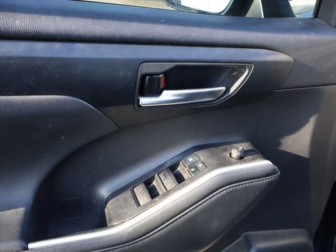 Used 2020 Toyota Highlander XLE image 21