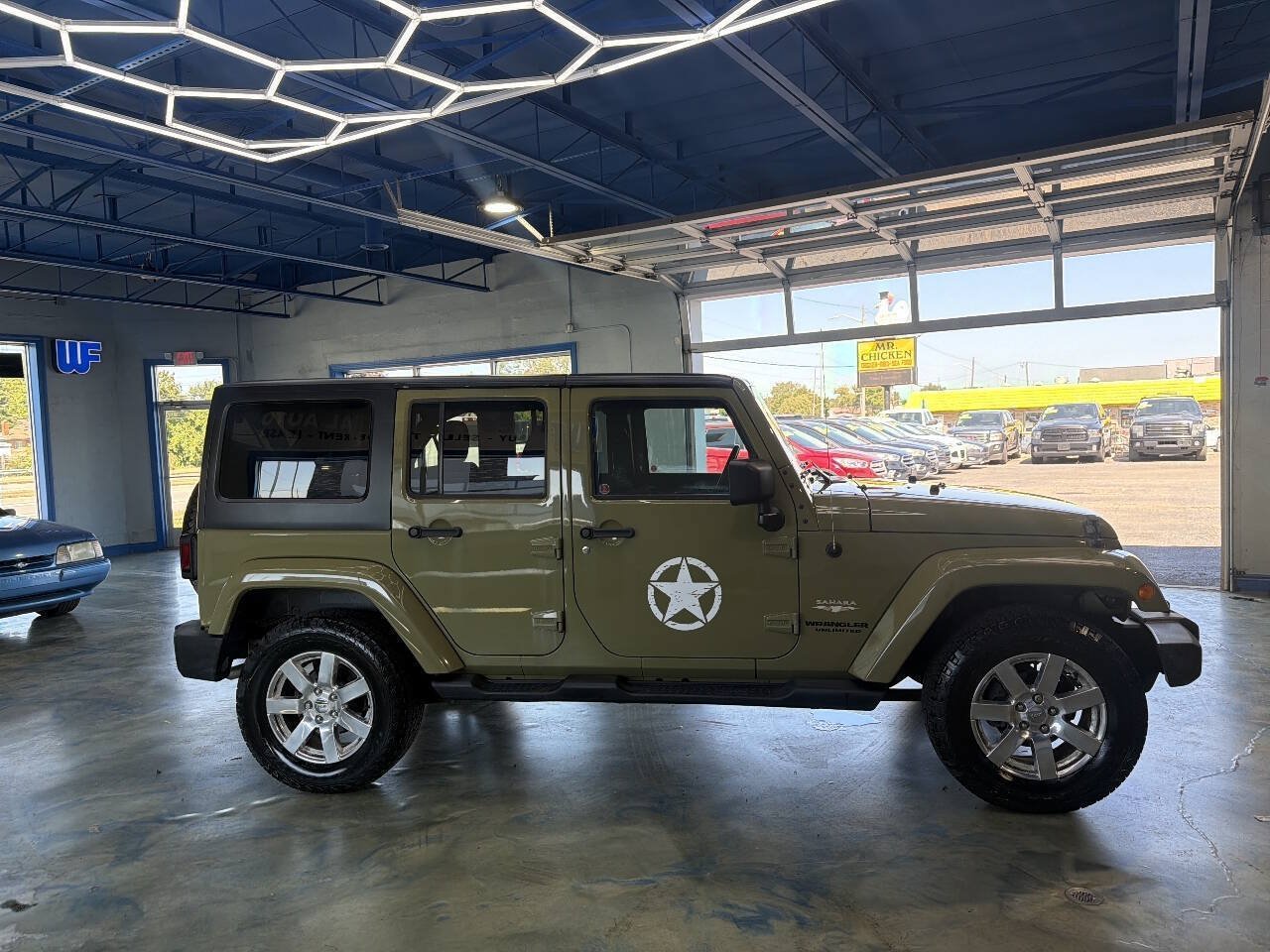 Used 2013 Jeep Wrangler Unlimited Sahara w/ Dual Top Group AWD/4WD image 8