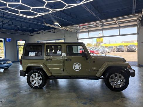 Used 2013 Jeep Wrangler Unlimited Sahara w/ Dual Top Group AWD/4WD image 8