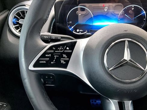 Used 2025 Mercedes-Benz GLB 250 image 24