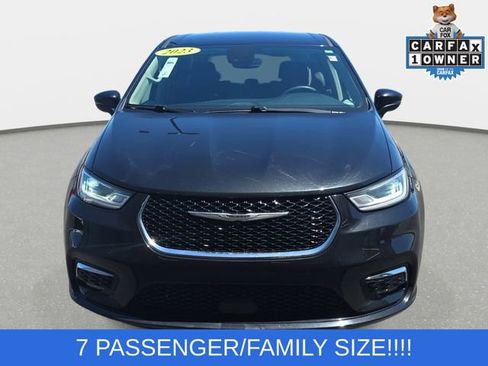 Used 2023 Chrysler Pacifica Touring-L FWD image 2