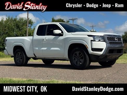Used 2025 Nissan Frontier SV RWD image 1