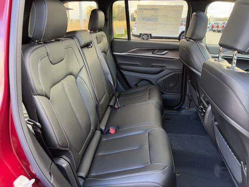 New 2025 Jeep Grand Cherokee Limited w/ Black Appearance Package AWD/4WD image 11
