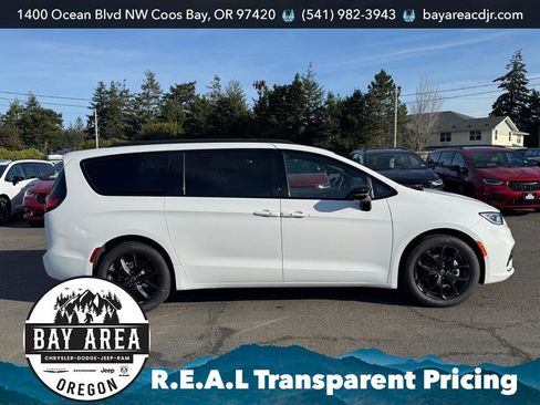 New 2026 Chrysler Pacifica Select w/ S Appearance Package FWD image 4
