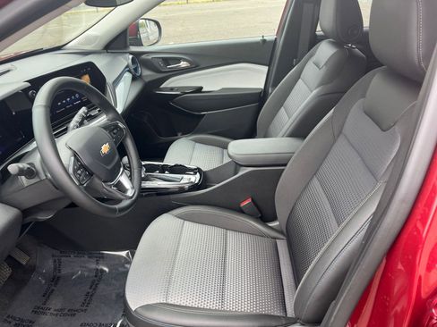 Used 2025 Chevrolet Trax LT w/ LT Convenience Package FWD image 24