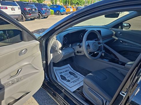Used 2023 Hyundai Elantra SEL w/ Convenience Package FWD image 10