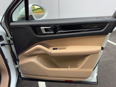 Used 2022 Porsche Cayenne image 48