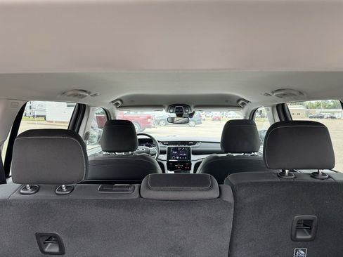 Used 2023 Jeep Grand Cherokee Laredo image 5