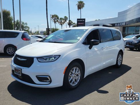 Used 2024 Chrysler Pacifica Touring FWD image 2