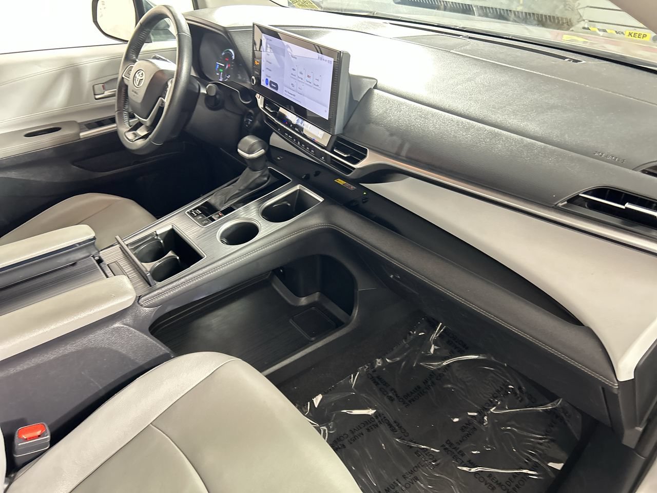 Used 2025 Toyota Sienna XLE FWD image 28