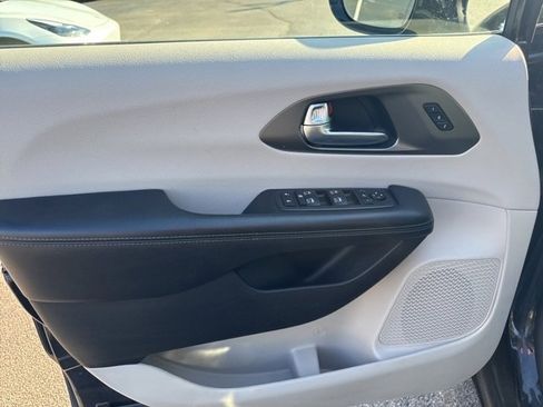 Certified 2019 Chrysler Pacifica Limited image 18