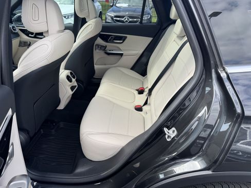 Used 2026 Mercedes-Benz GLC 300 4MATIC image 32
