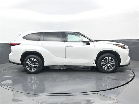 Used 2022 Toyota Highlander XLE image 2