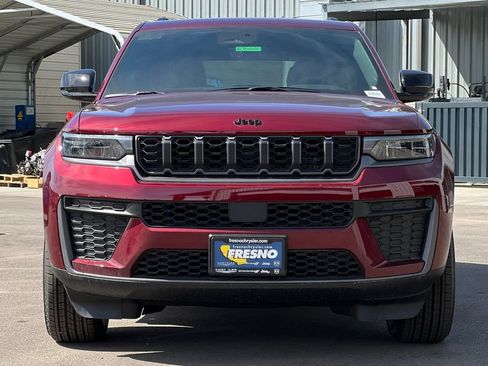 New 2026 Jeep Grand Cherokee Altitude image 9