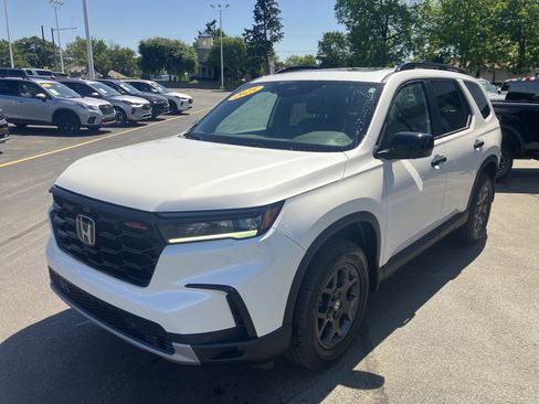 Used 2025 Honda Pilot TrailSport image 3