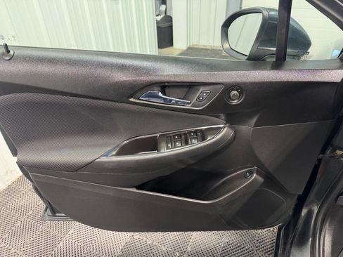Used 2017 Chevrolet Cruze LT w/ Convenience Package image 8