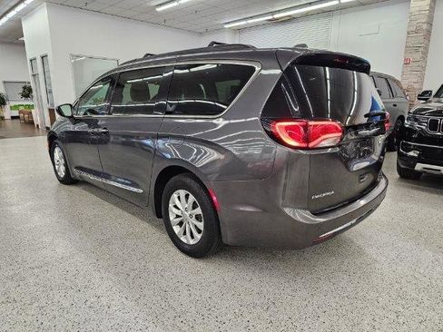 Used 2017 Chrysler Pacifica Touring-L FWD image 6