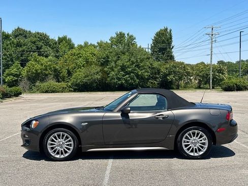 Used 2017 FIAT 124 Spider Classica RWD image 2