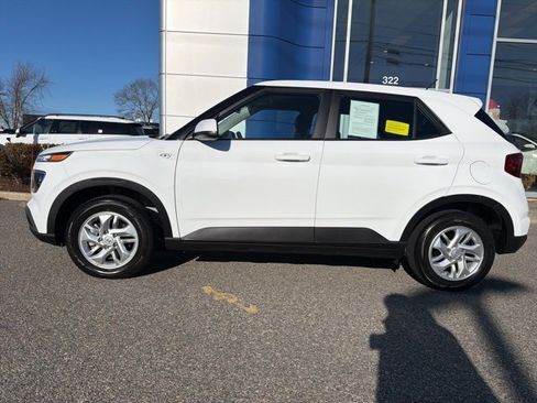 Certified 2025 Hyundai Venue SE image 9