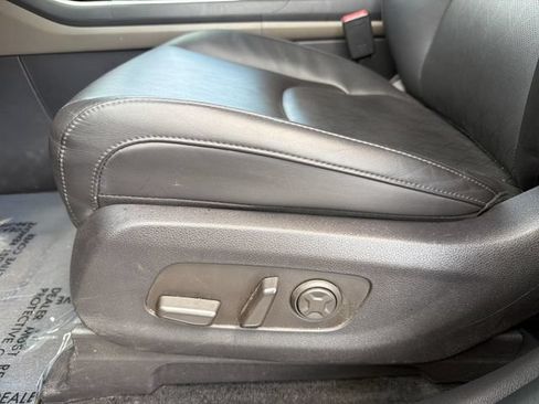 Used 2025 Kia Carnival FWD image 12
