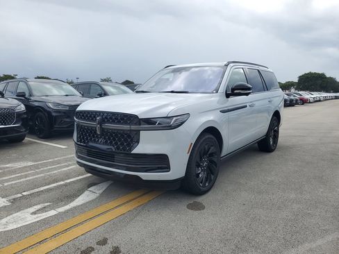 New 2025 Lincoln Navigator Reserve w/ Jet Appearance Package AWD/4WD image 2