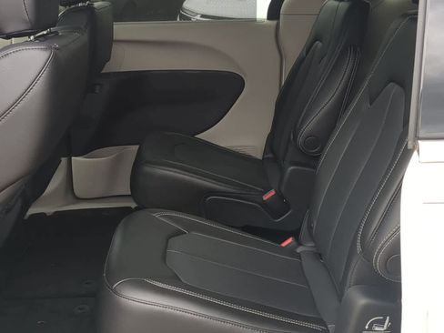 Used 2023 Chrysler Pacifica Touring-L FWD image 19