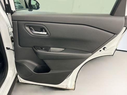 Used 2025 Nissan Rogue SV image 31