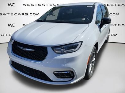 New 2026 Chrysler Pacifica Select