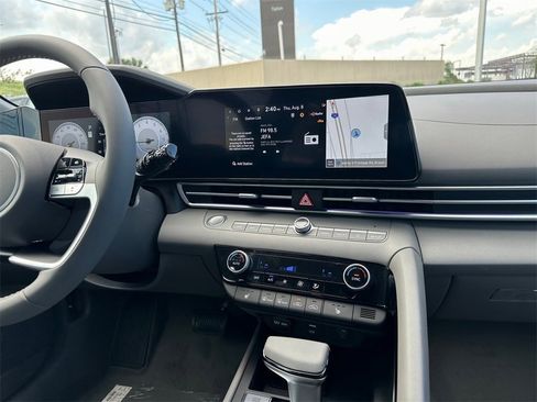 Used 2024 Hyundai Elantra SEL w/ Convenience Package image 16