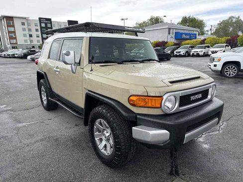 Used 2014 Toyota FJ Cruiser 4WD w/ Upgrade Package image 4